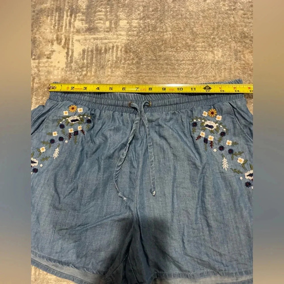 Francescas Blue Rain Shorts Floral Embroidered Pull On Elastic Waist Medium EUC - Picture 10 of 11